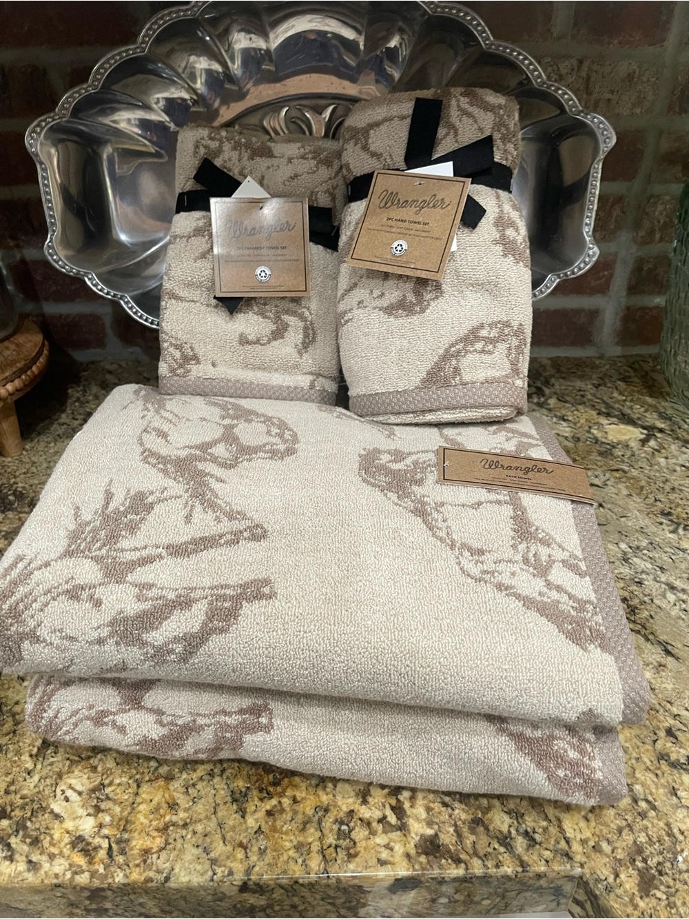 Wrangler MUSTANGS towel bundle - (2) bath, (2) hand towels and (2) fingertip NEW